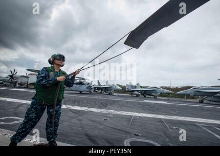 160217-N-MEINE 174-028 APRA HARBOR, Guam (Feb. 17, 2016) - Aviation strukturellen Mechaniker 2. Klasse Danyelle Jedlicka, von Chocowinity, N.C., führt eine Preflight Check auf dem Rotor eines MH-60S Sea Hawk für die Ladegeräte der Hubschrauber Meer Combat Squadron (HSC) 14 auf USS John C Stennis" (CVN 74) Flight Deck zugeordnet. Eine Bekämpfung - bereit Kraft kollektiven maritime Interessen zu schützen, Stennis arbeitet als Teil der Großen Grüne Flotte in regelmäßigen Western Pacific Bereitstellung. (U.S. Marine Foto von Mass Communication Specialist Seaman Tomas Compian/Freigegeben) Stockfoto