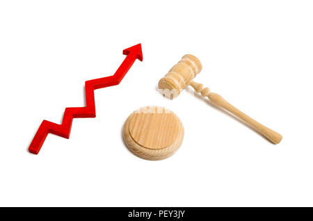 Judge's Hammer und der Pfeil nach oben zeigt. Das Konzept der Erhöhung der Zahl der Menschen appelliert an das Gericht. Wachstum der Freisprüche/Überzeugungen. T Stockfoto