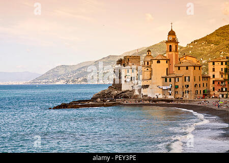 Italien, schöne Aussicht von Camogli, Fisher Dorf an der ligurischen Küste in der Nähe von Genua, mit der Kirche Santa Maria Assunta prominent auf dem Meer Stockfoto