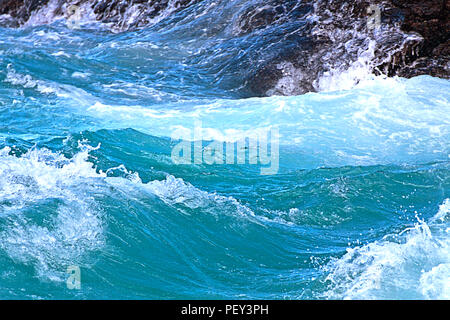 Ligurisches Meer mit dem Brechen der Wellen, die auf der felsigen Küste, Natur Hintergrund Stockfoto