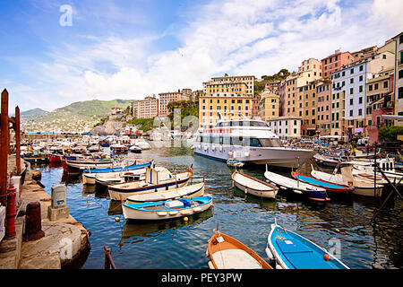 CAMOGLI ITALIEN - Mai 13,2013 Hafen von Camogli, Fischerdorf in der Nähe von Genua an der ligurischen Küste Stockfoto