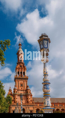 Sevilla Spanien - 15. Juli 2018: Gegenüberstellung von blau und weiß Keramik Azulejo Kacheln gegen eine der barocken Sandstein Turm an der Plaza de Espana in Stockfoto