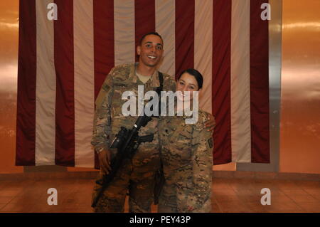 Spc. Jassen Lopez, Links, Zollagent, und SPC. Rene Lopez, rechts, die Sekretärin, die beide zu 126 Militärpolizei Firma vergeben werden, sind Mann und Frau Duo Wer wird zum ersten Mal zusammen. Stockfoto