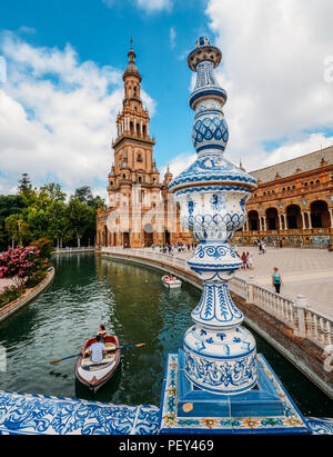 Sevilla Spanien - 15. Juli 2018: Gegenüberstellung von blau und weiß Keramik Azulejo Kacheln gegen eine der barocken Sandstein Turm an der Plaza de Espana in Stockfoto
