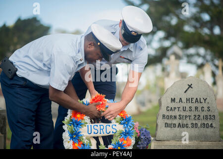 Petty Officer 1st Class Sheldon Williams und Petty Officer 3rd Class Jerry Jones legen einen grünen Kranz auf Kapitän Michael Healy's Grab in Colma, Calif., Feb 18, 2016. Diese Beobachtung für Healys Leben wurde im Rahmen des Bezirk Elf Schwarze Geschichte Monat Thema, geheiligter Boden. (U.S. Coast Guard Foto von Petty Officer 3. Klasse Adam Stanton) Stockfoto