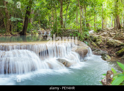 Wasserfall im Erawan Nationalpark in Tag, Kanchanaburi, Thailand Stockfoto