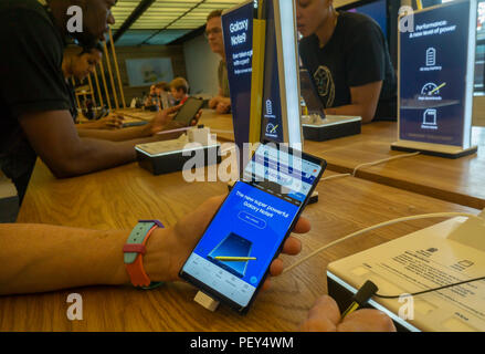 Die Besucher des Samsung 837 Showroom im Meatpacking District in New York bewundern Sie die Samsung Galaxy 9 Smartphone am Freitag, 10. August 2018. Das Smartphone wird am 24. August veröffentlicht und ist zur Vorbestellung. (© Richard B. Levine) Stockfoto