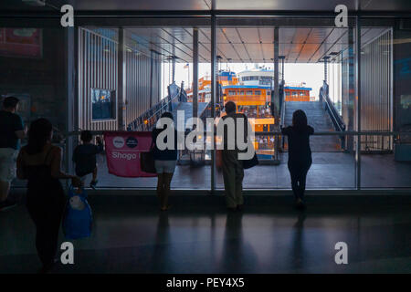 Pendler beobachten Sie die Sen. John J. Marchi Staten Island Ferry Dock am Staten Island Ferry Terminal in New York am Mittwoch, 15. August 2018. (© Richard B. Levine) Stockfoto