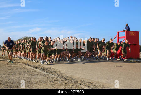 Rekruten von Mike Unternehmen, 3. rekrutieren Ausbildung Bataillon, beginnen drei - Meile laufen in einem ersten Test der körperlichen Verfassung des Marine Corps Recruit Depot San Diego, 24.02.19. Zu einer perfekten Punktzahl von 300 zu erreichen, Rekruten müssen drei Meilen in 18 Minuten laufen, komplett 100 Knirschen in zwei Minuten und 20 Tote hängen Pull-ups. Jährlich mehr als 17.000 Männer aus den westlichen Recruiting Region rekrutiert werden an MCRD San Diego ausgebildet. Mike Unternehmen ist der Abschluss 15. April vorgesehen. Stockfoto