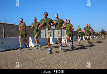 Rekruten von Mike Unternehmen, 3. rekrutieren Ausbildung Bataillon, führen Sie eine drei-Meile laufen in einem ersten Test der körperlichen Verfassung des Marine Corps Recruit Depot San Diego, 24.02.19. Zu einer perfekten Punktzahl von 300 zu erreichen, Rekruten müssen drei Meilen in 18 Minuten laufen, komplett 100 Knirschen in zwei Minuten und 20 Tote hängen Pull-ups. Jährlich mehr als 17.000 Männer aus den westlichen Recruiting Region rekrutiert werden an MCRD San Diego ausgebildet. Mike Unternehmen ist der Abschluss 15. April vorgesehen. Stockfoto