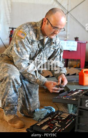 Sgt. Jesse Bankston, ein radfahrzeug Mechaniker für 103 Quartermaster Unternehmen und Houston, Texas, Eingeborener, packt einer Zange aus seinem toolbox Feb.18 in Fort Polk, Louisiana Mechanik der 103Rd Quartermaster Firma, eine Armee finden Einheit aus Houston, Texas, und viele andere Einheiten um von der US-amerikanischen zusammen. Während der Joint Readiness Training Center "Rotation 16-04 Betrieb. Die Einheiten sind zusammen gekommen, während der Übung zu bieten Unterstützung bei der Wartung der 4. Brigade Combat Team (aus der Luft). (U.S. Armee Foto von Sgt. Aaron Ellerman 204. Öffentliche Angelegenheiten Ablösung/Re Stockfoto