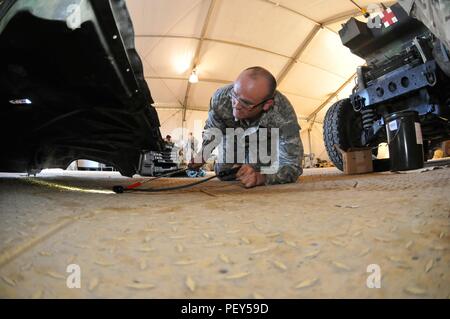 Sgt. Jesse Bankston, ein radfahrzeug Mechaniker für 103 Quartermaster Firma und einem Houston Eingeborene, kontrolliert die Unterseite eines Humvee Haube Feb.18 in Fort Polk, Louisiana Mechanik der 103Rd Quartermaster Firma, eine Armee finden Einheit von Houston, und viele andere Einheiten aus den USA haben zusammen gearbeitet, während der Drehung 16-04 Betrieb der gemeinsamen Bereitschaft Training Center. Die Einheiten sind zusammen gekommen, während der Übung zu bieten Unterstützung bei der Wartung der 4. Brigade Combat Team (aus der Luft). (U.S. Armee Foto von Sgt. Aaron Ellerman 204. Öffentliche Angelegenheiten Ablösung/Freigegeben) Stockfoto