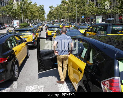 Taxis von Barcelona sammeln in einer ruhigen Straße in der Innenstadt gegen die neue Verordnung während der touristischen Saison zu protestieren Stockfoto