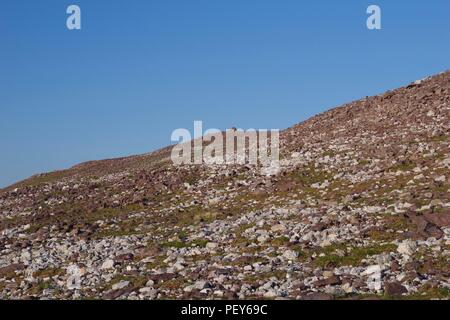 Gipfel Cairn von meall ein 'Ghiubhais, Kinlochewe, Torridon, Schottland. Auf einem feinen Sommer Abend. Stockfoto