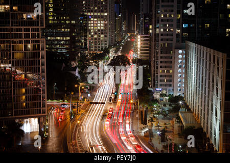 Lange Belichtung Foto von Miami High Street von Dach abends eingenommen. Stockfoto