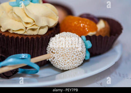 In der Nähe der Torte springt auf einem Stock. Baby Thema Dusche. Stockfoto