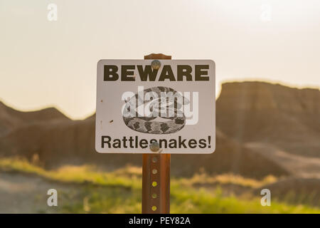 Hüten Sie sich vor Klapperschlangen nicht ermutigen, Wanderer aus Trail zu erkunden Stockfoto