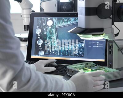 Ingenieur mit einem Stereo Mikroskop eine Leiterplatte während der Prozess der Qualitätskontrolle zu überprüfen. Stockfoto