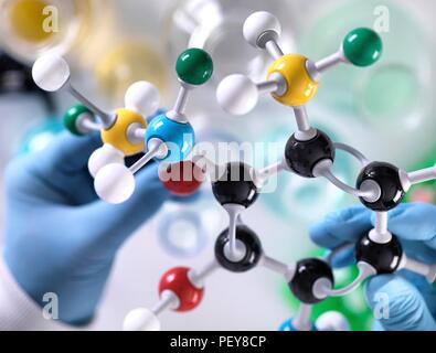 Chemie Forschung. Forscher entwerfen eine chemische Formel mit einem molekularen Modell. Stockfoto