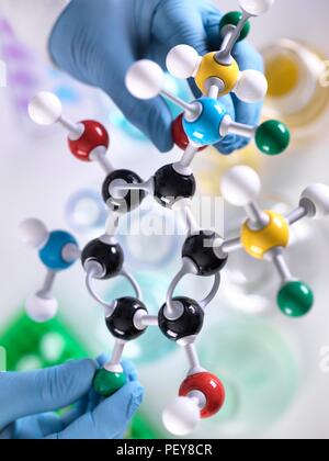 Chemie Forschung. Forscher entwerfen eine chemische Formel mit einem molekularen Modell. Stockfoto