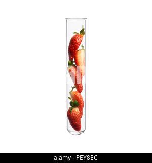 In Scheiben geschnittene Erdbeeren im Reagenzglas, Studio gedreht. Stockfoto