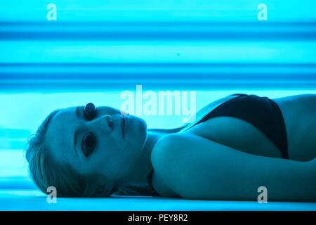 Frau tragen Schutzbrille Solarium. Stockfoto