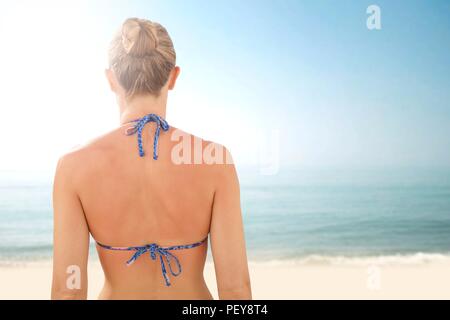 Frau am Strand, Ansicht von hinten. Stockfoto