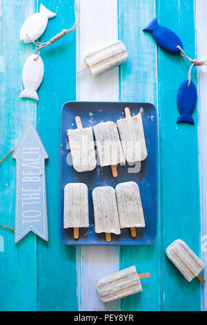 Popsicle, Sommerzeit Konzept, Bündel von Zitrone und Limette popsicle auf einen Strahl Fach, um ein Symbol und handgefertigte farbige Fische, Sommer Konzept Stockfoto