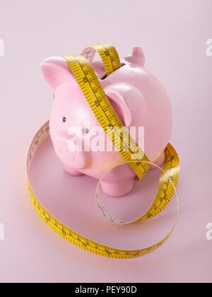 Piggy Bank und Maßband. Stockfoto