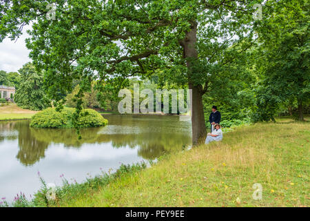 Stockport, Großbritannien - 24 Juli, 2018: die Menschen in Edwardian Kostüme in Lyme Hall, einem historischen englischen Herrenhaus in Lyme Park Cheshire gekleidet. Stockfoto