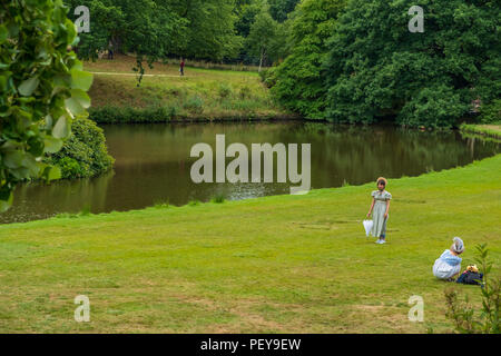 Stockport, Großbritannien - 24 Juli, 2018: Zwei Mädchen im Edwardianischen Kostüme in Lyme Hall, einem englischen Herrenhaus in Lyme Park in Cheshire gekleidet. Stockfoto