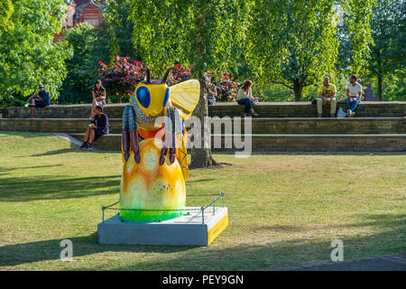 Manchester, Großbritannien - 25 Juli 2018: eine Biene in der Stadt Skulptur in Allerheiligen Park. Über 100 Biene Skulpturen werden öffentlich angezeigt wird. Stockfoto