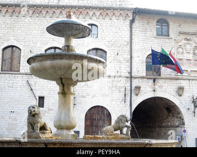 Brunnen der Piazza del Comune, Assisi Italien Stockfoto