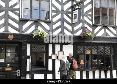 Das Tudor von Lichfield Cafe und Pub, auf Bohrung Street, in der City von Lichfield, Staffordshire, Großbritannien Stockfoto