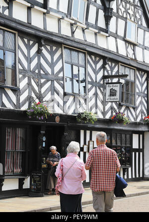 Das Tudor von Lichfield Cafe und Pub, auf Bohrung Street, in der City von Lichfield, Staffordshire, Großbritannien Stockfoto