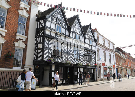 Das Tudor von Lichfield Cafe und Pub, auf Bohrung Street, in der City von Lichfield, Staffordshire, Großbritannien Stockfoto