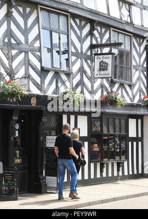 Das Tudor von Lichfield Cafe und Pub, auf Bohrung Street, in der City von Lichfield, Staffordshire, Großbritannien Stockfoto