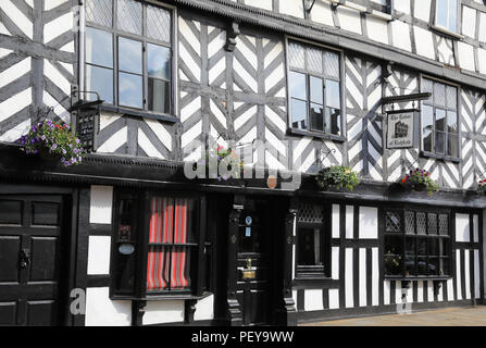 Das Tudor von Lichfield Cafe und Pub, auf Bohrung Street, in der City von Lichfield, Staffordshire, Großbritannien Stockfoto