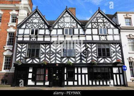 Das Tudor von Lichfield Cafe und Pub, auf Bohrung Street, in der City von Lichfield, Staffordshire, Großbritannien Stockfoto