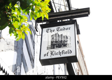 Das Tudor von Lichfield Cafe und Pub, auf Bohrung Street, in der City von Lichfield, Staffordshire, Großbritannien Stockfoto