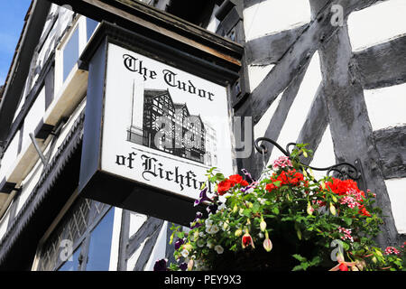 Das Tudor von Lichfield Cafe und Pub, auf Bohrung Street, in der City von Lichfield, Staffordshire, Großbritannien Stockfoto