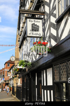 Das Tudor von Lichfield Cafe und Pub, auf Bohrung Street, in der City von Lichfield, Staffordshire, Großbritannien Stockfoto