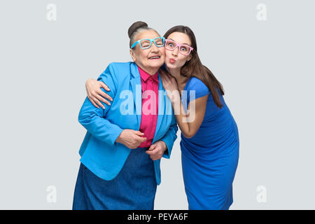 Großmutter mit Enkel umarmen und gemeinsam Spaß haben in der Familie. Kuss und toothy Lächeln und gute Beziehung. Freundschaft und gegenseitiges Verständnis. Stockfoto