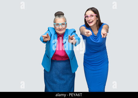 Glücklich Grossmutter mit Enkelkind Pointing Finger an Kamera und lächelnd. Die Beziehungen in der Familie. Enkelin oder Tochter mit Großmutter Beziehung Stockfoto