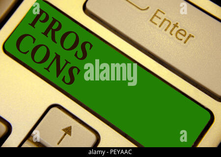 Konzeptionelle Handschrift zeigen Profis Kons. Business Foto Text der günstigen und ungünstigen Faktoren oder aus Gründen der Person Tastatur Green Key co erstellen Stockfoto