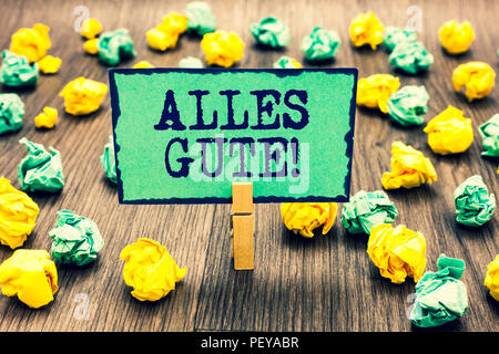 Text Zeichen zeigen alles Gute. Konzeptionelle Foto deutsche Übersetzung alles Gute zum Geburtstag oder anderen Anlässen Clothespin holding Grüne note paper crumpl Stockfoto
