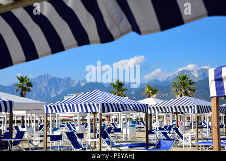 Blick auf die Apuanischen Alpen vom Strand der Versilia (Mittelmeer), Viareggio, Toskana, Italien Stockfoto