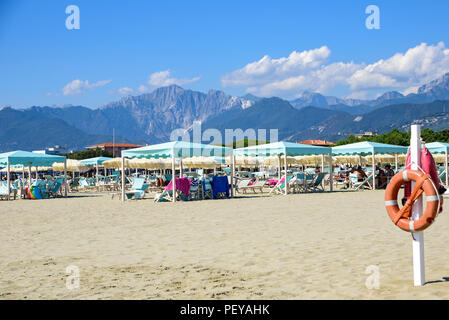 Blick auf die Apuanischen Alpen vom Strand der Versilia (Mittelmeer), Viareggio, Toskana, Italien Stockfoto