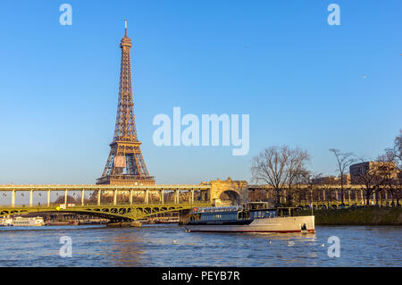 Sonnenuntergang über Metro Bir Hakeim Brücke überqueren - Stockfoto