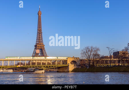 Sonnenuntergang über Metro Bir Hakeim Brücke überqueren - Stockfoto